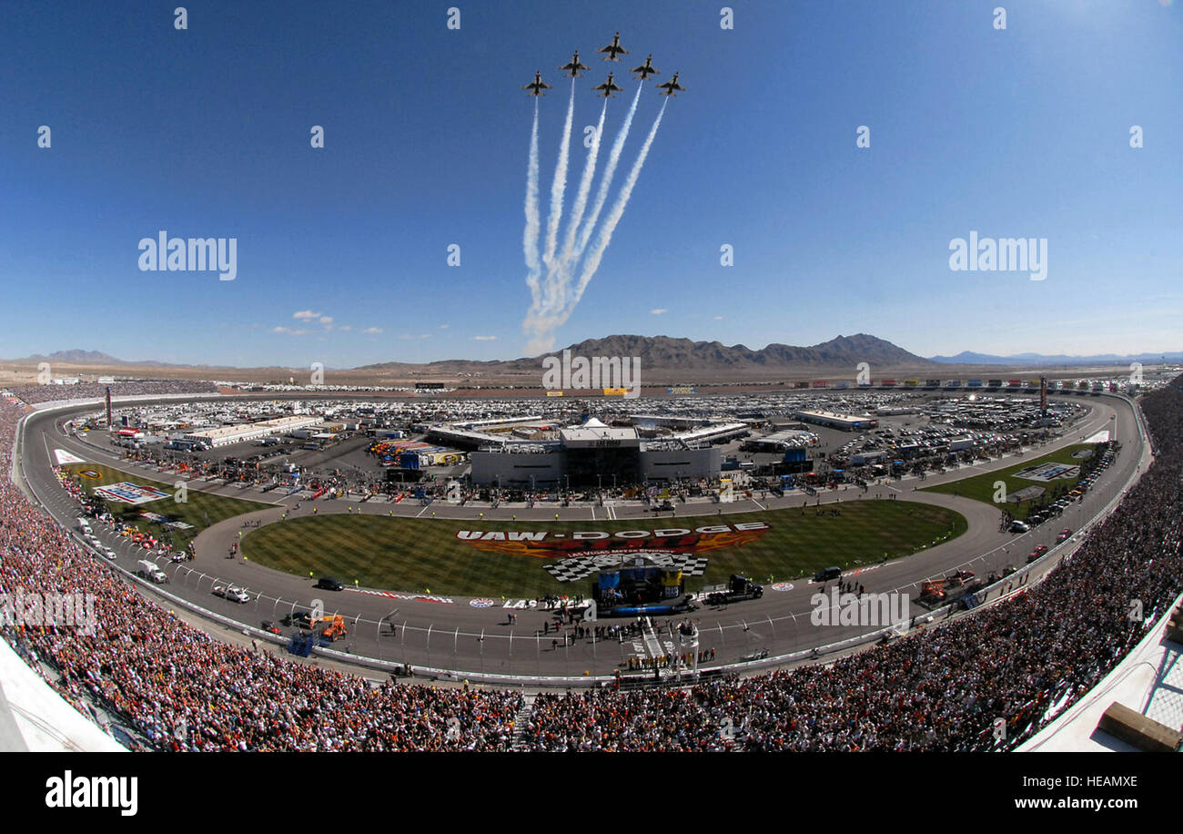 LAS VEGAS – die US-Air Force Air Demonstration Squadron, die Thunderbirds, steigt über eine ausverkaufte Las Vegas Motor Speedway hier 2. März vor dem NASCAR UAW-Dodge 400 Nextel Cup-Rennen. Seit mehr als einem Jahrzehnt haben die Nellis AFB Gemeinschaft und Las Vegas Motor Speedway Familie ein kooperatives Verhältnis genossen, das sowohl Rennen Fans begeistert und den patriotischen Geist von Amerika blasoniert.  Chief Master Sergeant Gary Emery) Stockfoto