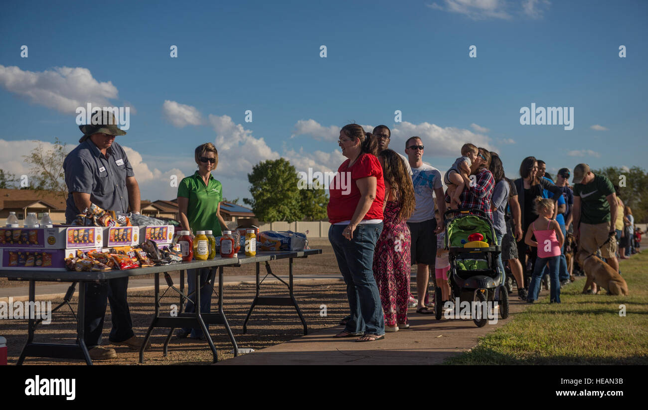 Mitglieder des Team Holloman und Alamogordo Einwohner teilnehmen an der jährlichen nationalen Night Out Veranstaltung hosted by Soaring Höhen Gemeinschaften auf der Holloman Air Force Base, N.M., Okt. 6. Dies ist das achte Jahr steigenden Höhen die Veranstaltung moderiert hat und brachte Strafverfolgung, Brandschutz und Unterstützung Gemeinschaftsagenturen Holloman Bewohner Informationen und Kind Sicherheit Material liefern. Freiwilligen und lokalen Anbietern angebotenen kostenlosen Speisen und Getränke. Soaring Höhen auch Aktivitäten für Kinder eingerichtet und Preise verlost.  Senior Airman Aaron Montoya) Stockfoto