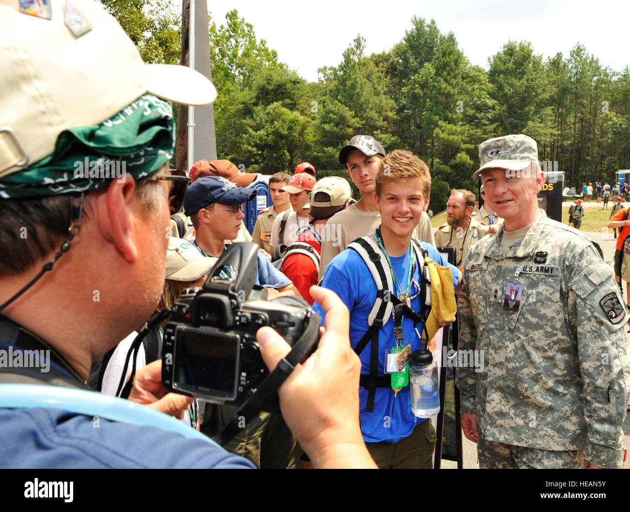 US Armee Generalmajor Arthur M. Bartell, US Army Cadet Befehl Kommandierender general, posiert mit ein Pfadfinder für ein Foto im Bereich Streitkräfte-Abenteuer bei den Boy Scouts of America 2010 National Scout Jamboree, Juli 28. Die allgemeine Stipendien zu 31 Pfadfinder während Jamboree vorgestellt. Die Abteilung der Abwehr Präsenz und Bemühung an der NSJ unterstreicht das Engagement für die Jugend der Nation. Stockfoto