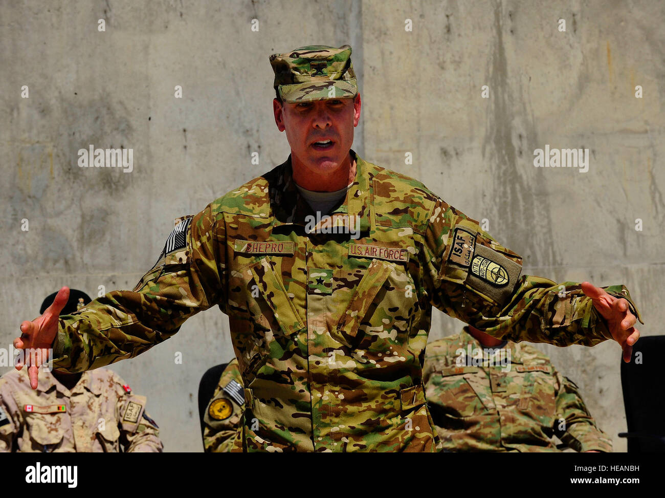US Air Force Major General Steven Shepro Adressen Flieger während des 438th Air Expeditionary Wing Änderung des Befehls 15. August 2012 in Kabul Afghanistan, Afghanistan International Airport. Die Zeremonie markiert zwei Änderungen des Befehls, für Kommando der NATO Air Training Command-Afghanistan und die zweite für die 438th AEW. Stockfoto