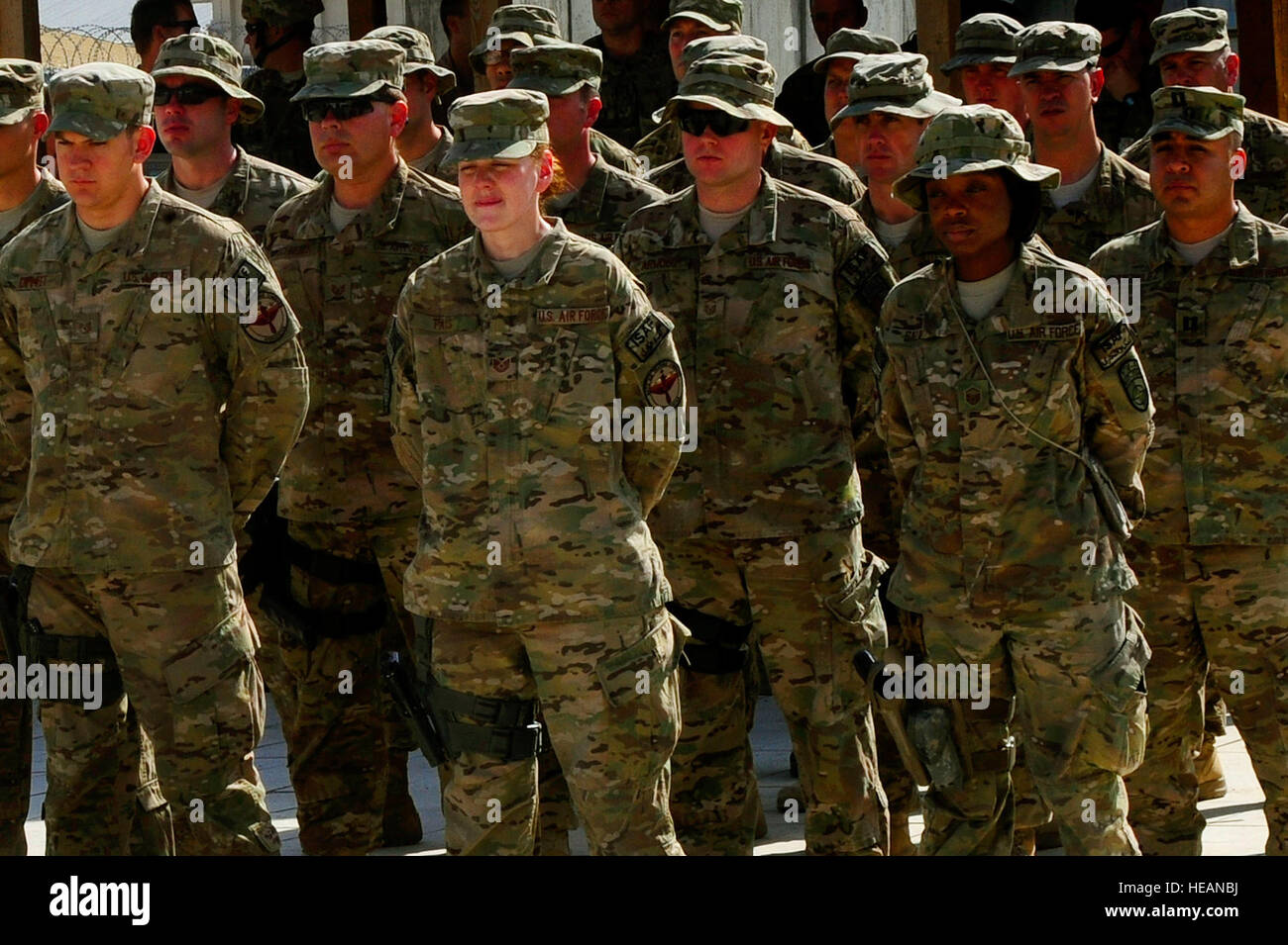 Mitglieder des 438th Air Expeditionary Wing stehen in Formation während der 11 September Gedenkfeier, 11. September 2012 am internationalen Flughafen von Kabul, Afghanistan. Die Zeremonie war diejenigen ehren, die ihr Leben in den terroristischen Anschlägen vom 11. Sept. und die Männer und Frauen des Department of Defense verloren den Krieg gegen den Terrorismus kämpfen. Stockfoto