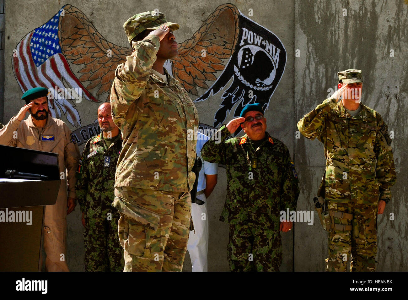 US Air Force Master Sgt. Tammala Lawson grüßt die Flagge während Hähne während der 11 September Gedenkfeier, 11. September 2012 am internationalen Flughafen von Kabul, Afghanistan gespielt wird. Die Zeremonie war diejenigen ehren, die ihr Leben in den terroristischen Anschlägen vom 11. Sept. und die Männer und Frauen des Department of Defense verloren den Krieg gegen den Terrorismus kämpfen. Stockfoto
