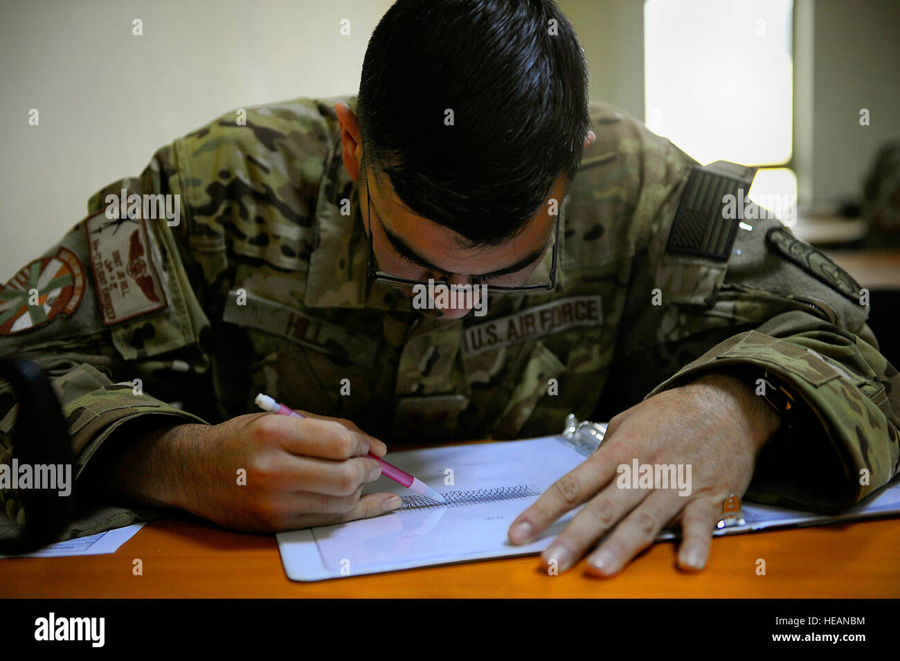 US Air Force Staff Sgt Jonathan Hill berechnet Gewicht und Balance für ein Mi-17 Hubschrauber bei einem Flug-Briefing, 29. September 2012, am internationalen Flughafen von Kabul, Afghanistan. Hill ist ein Flugingenieur eingesetzt, um die 438th Air Expeditionary Berater Squadron und der 36. Rettungsflug, Fairchild AFB, Washington techn. Sgt Quinton Russ zugeordnet /) Stockfoto
