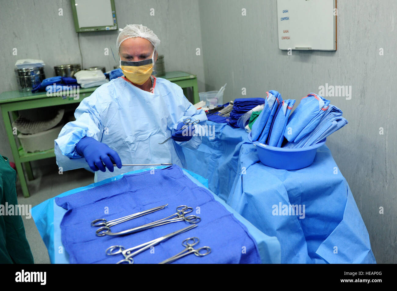 US Air Force Tech Sergeant Danielle Foley bereitet medizinische Instrumente für einen Vorgang als ein Teil der New Horizons Urologie-Gynäkologie operative Unterstützung in Chincha Provinz, Peru, 19. Juli 2012. New Horizons ist eine US Southern Command geförderte jährliche Reihe von gemeinsamen humanitäre Hilfe Übungen bereitstellen von US militärische Ingenieure, Tierärzte, Ärzte und andere Berufe zu Mittel- und südamerikanischen Nationen für Training, Bauprojekte und humanitäre und medizinische Dienste bereitzustellen.  Staff Sgt Michael C. Zimmerman Stockfoto