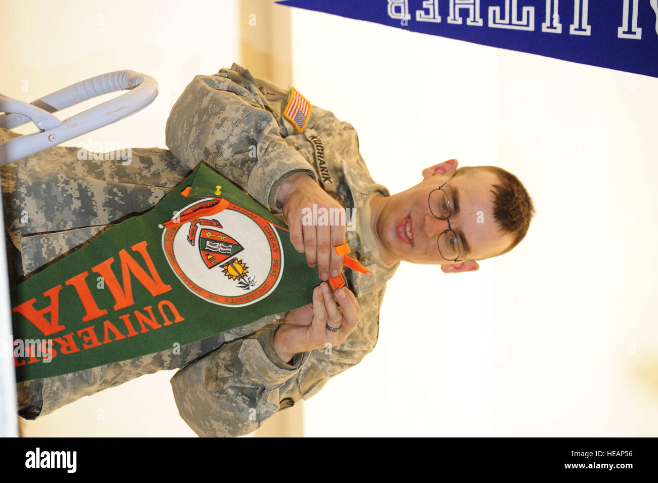 U.S. Armee Sgt Matthew Kucharik aus Chicago, mit Bravo Batterie, 3. Bataillon, 7. Feldartillerie-Regiment, 3. Brigade der 25. Infanteriedivision, bereitet sich auf einen College-Wimpel für das neue Lernzentrum im Ausland befindet sich in der zentralen Bibliothek der Universität Tikrit in Tikrit, Irak, am 22. Juni hängen. Das neue Lernzentrum im Ausland leisten Universität Studierenden Möglichkeiten Hochschulen befindet sich weltweit durch Ressourcen wie Bücher, Broschüren und Computer kennenlernen. Stockfoto U.S. Armee Sgt Matthew Kucharik aus Chicago, mit Bravo Batterie, 3. Bataillon, 7. Feldartillerie-Regiment, 3. Brigade der 25. Infanteriedivision, bereitet sich auf einen College-Wimpel für das neue Lernzentrum im Ausland befindet sich in der zentralen Bibliothek der Universität Tikrit in Tikrit, Irak, am 22. Juni hängen. Das neue Lernzentrum im Ausland leisten Universität Studierenden Möglichkeiten Hochschulen befindet sich weltweit durch Ressourcen wie Bücher, Broschüren und Computer kennenlernen. Stockfoto