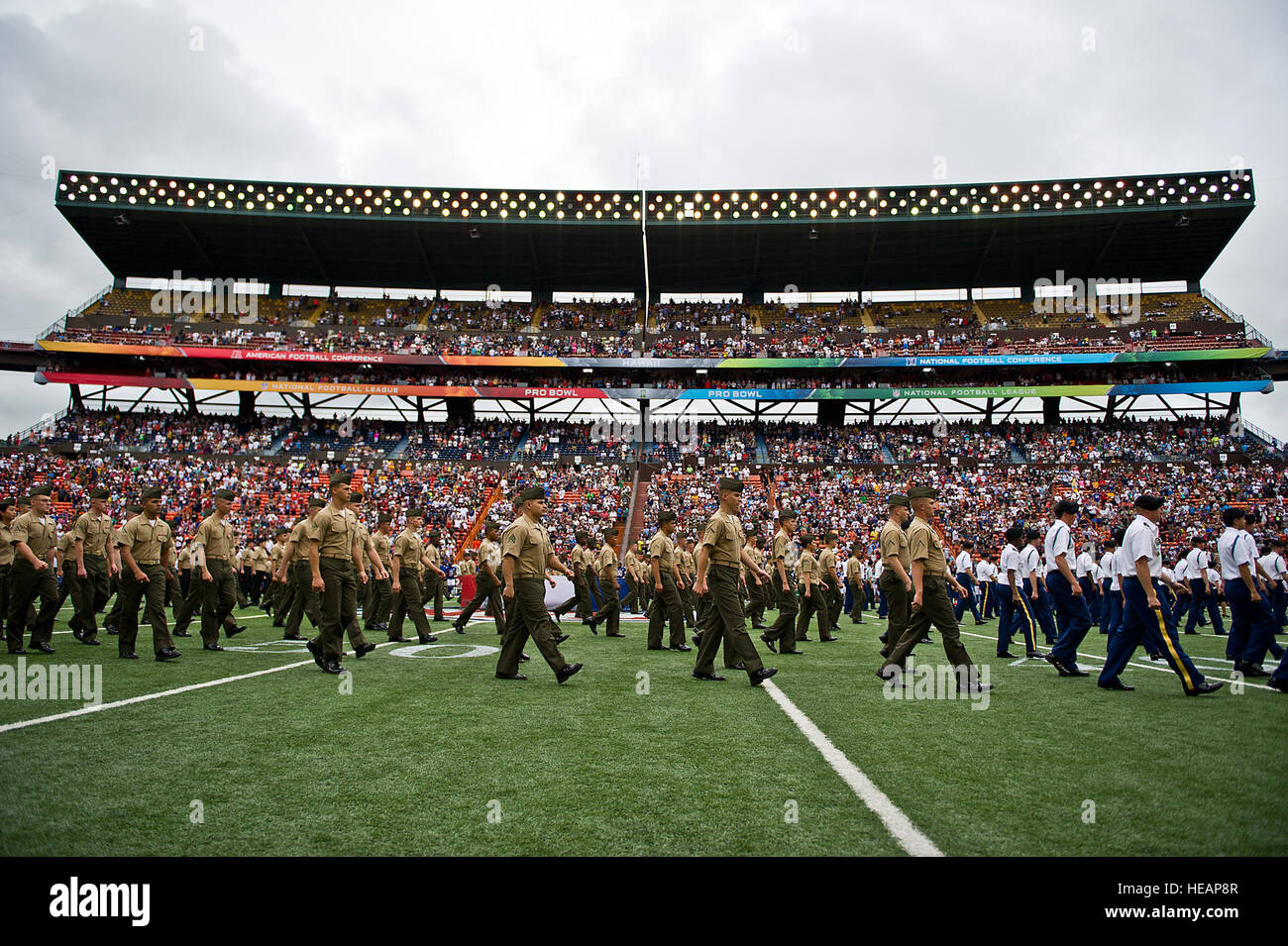 Mehrere hundert Soldat innen zugewiesen Basen in Hawaii März auf das Spielfeld im Aloha Stadium während der Eröffnungsfeier der 2013 NFL Pro Bowl in Honolulu, am 27. Januar. (US Air Force Tech Sgt. Michael R. Holzworth Stockfoto