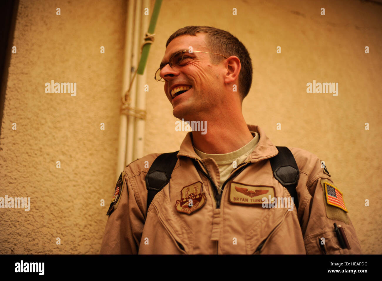 US Air Force Captain Bryan Tuinman, ein Mi-171-Pilot mit der 721st Air Expeditionary Berater Squadron, lacht mit anderen Besatzungsmitglieder vor einem Nacht-Mission auf Taji Air Base in der Nähe von Bagdad, Irak, 12 Juli. Die 721st unterstützt die irakische Luftwaffe mit vielen Funktionen, einschließlich der Nachtsicht-Goggle Flüge, eine Fähigkeit die Iraker haben bis vor neun Monaten nicht besitzen. Capt Tuinman wird bereitgestellt von der 37. Hubschrauberstaffel auf Z.B. Warren Air Force Base, Wyoming Stockfoto