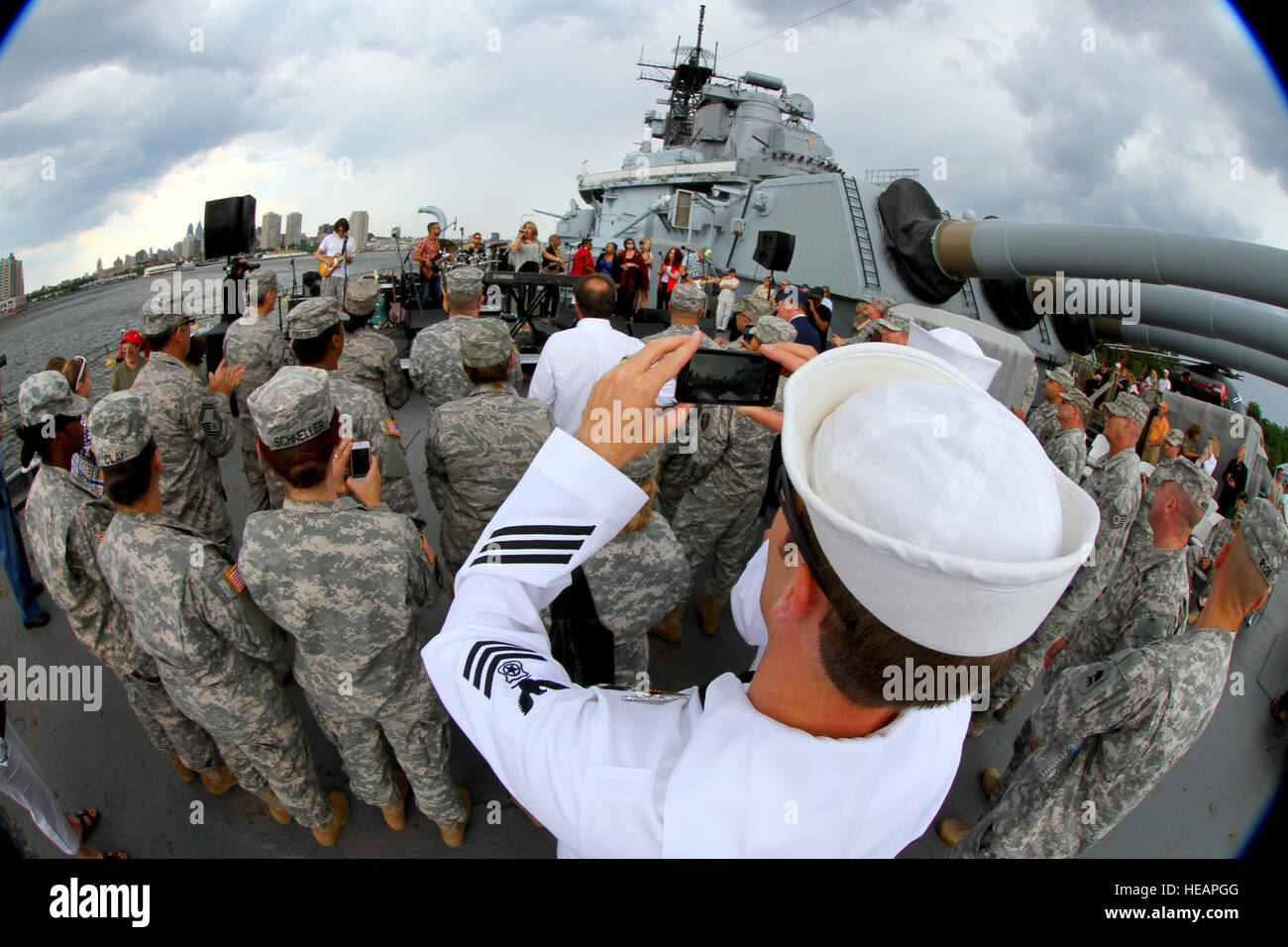 Soldaten und Soldaten der Nationalgarde von New Jersey zusammen mit ihren Familien, sowie Segler aus Naval Waffen Station Earle und Bewohnern von Veterans Memorial Haus in Menlo Park hören Corey Wagar während der Weihnachtszeit im Juli an Bord Schlachtschiff New Jersey, befindet sich in Camden, NJ, 3. Juni 2012. Nach Ausführungen von Major General Michael L. Cunniff, Adjutant General und Vizegouverneur Kim Guadagno gab es Vorstellungen von der 63. Armee-Band, New Jersey Army National Guard; Corey Wagar, USO Liberty Bells und Holiday Express. Vizegouverneur Guadagno, Gold Star Mutter Ruth Stonesifer und Stockfoto