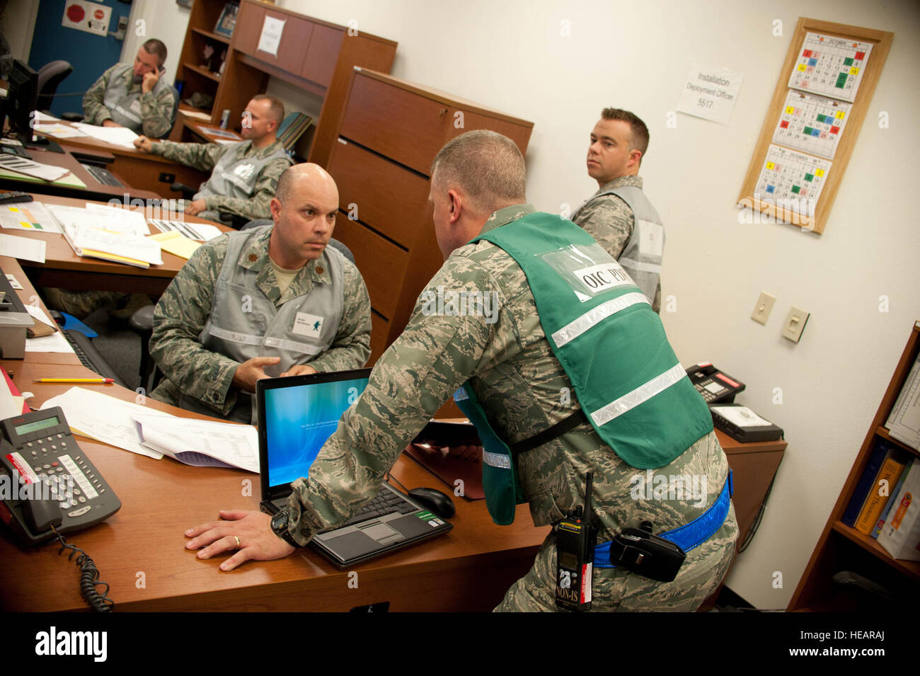 Generalmajor Joshua Clements, Installation Bereitstellung Offizier spricht mit Oberstleutnant Michael Knowles, Personal-Deployment-Funktion zuständigen Offizier, im Deployment Control Center bei einer operativen Bereitschaft Inspektion, Okt. 15, auf Gowen Field, Boise, Idaho. Flieger aus der 124. Kämpfer-Flügel sind ihre Fähigkeit, in einem Krieg, Kontingenz oder Kraft Sustainment Vorgang zugewiesene Aufgaben präsentiert. Inspektion gehören Erstreaktion, Beschäftigung, Unterstützungsmission und Fähigkeit zu überleben und in einer chemischen Umgebung betreiben. Stockfoto