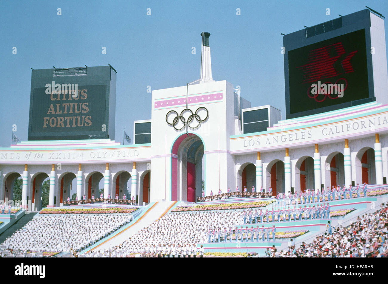 Olympic Torch Tower von Los Angeles Coliseum am Tag der Eröffnungsfeier der Olympischen Spiele 1984. Stockfoto