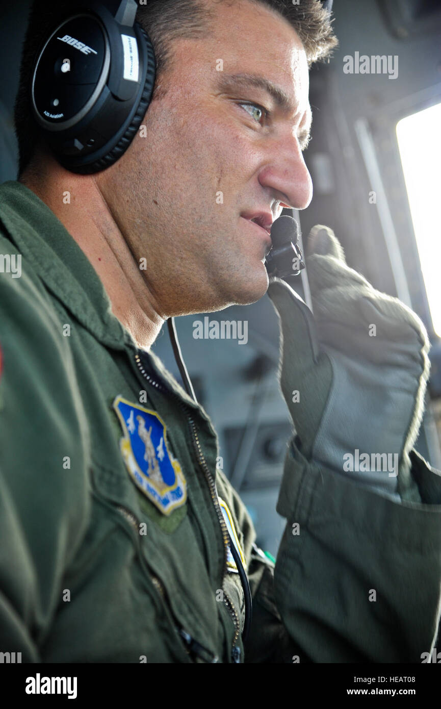 Nevada Air National Guard Master Sgt. Shawn Plunket, c-130 Hercules Flugingenieur, 192. Airlift Squadron führt Pre-Flight-Checks vor dem Start von Joint Base Papst, NC auf dem Weg nach Korsika, Frankreich am 23. Mai 2014, zur Unterstützung der Alliierten zu schmieden 2014.  Diese Übung unter der Leitung von der US-Armee 82. US-Luftlandedivision in Verbindung mit dem 152. und 165. Air National Guard Luftbrücke Flügel, ist die allererste Interoperabilität Übung zur Verstärkung der bilateralen Fähigkeiten zwischen den USA und der französischen 2. fremden Fallschirm-Regiment.  Techn. Sgt Erica J. Knight Stockfoto