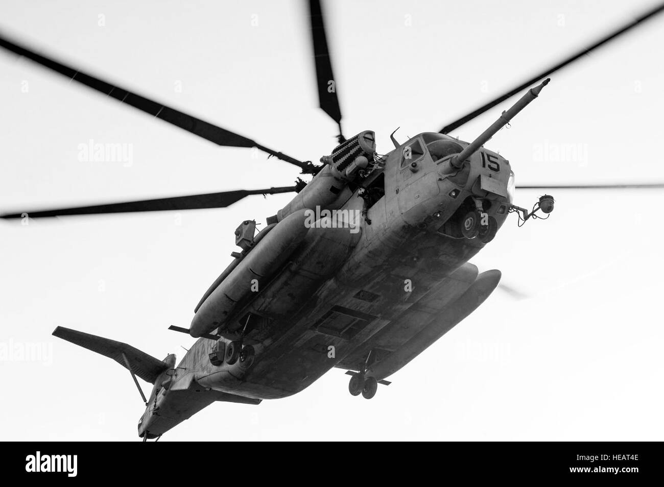 Ein CH-53E Super Stallion, 464. schwere militärische Hubschrauberstaffel, kommt für eine schnelle Landung 27. November 2012 im Grand Bara Wüste, Djibouti. Der Super-Hengst war Abholung Pararescuemen der US Air Force mit der 82nd Expeditionary Rescue Squadron und US Armee-Anblick-Sicherheits-Team Mitglieder, 2. 138. Feldartillerie-Regiment.   Senior Airman Devin Doskey Stockfoto