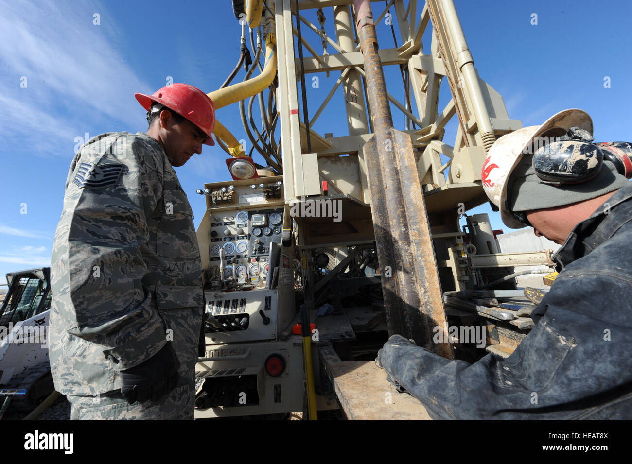 US Air Force Tech Sgt. Benjamin Barron, links, und Staff Sgt Robert Alsup mit 823. Red Horse Geschwader bohren Brunnen auf Forward Operating Base Frontenac, Afghanistan, 18. Dezember 2009. (US Air Force Tech Sgt. Francisco V. Govea II Stockfoto