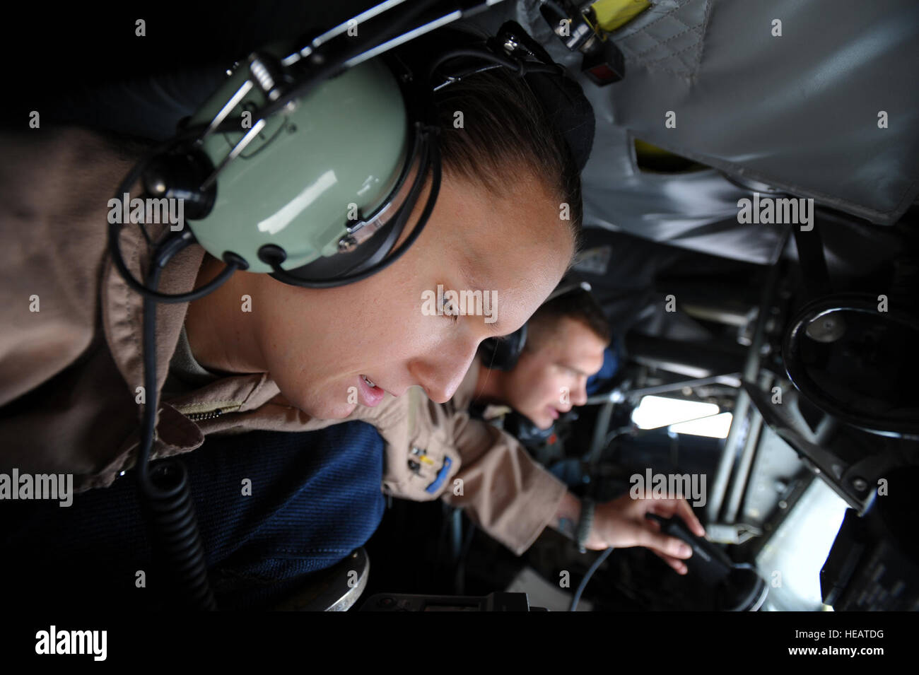 Staff Sgt Amanda Helton, AFCENT bekämpfen Kamera Antenne Videofilmer, dokumentiert eine Luft tanken Mission aus einer KC-135 Stratotanker Unterstützung der Operation Enduring Freedom in den Himmel über Afghanistan, 19. Juni 2011. Stockfoto