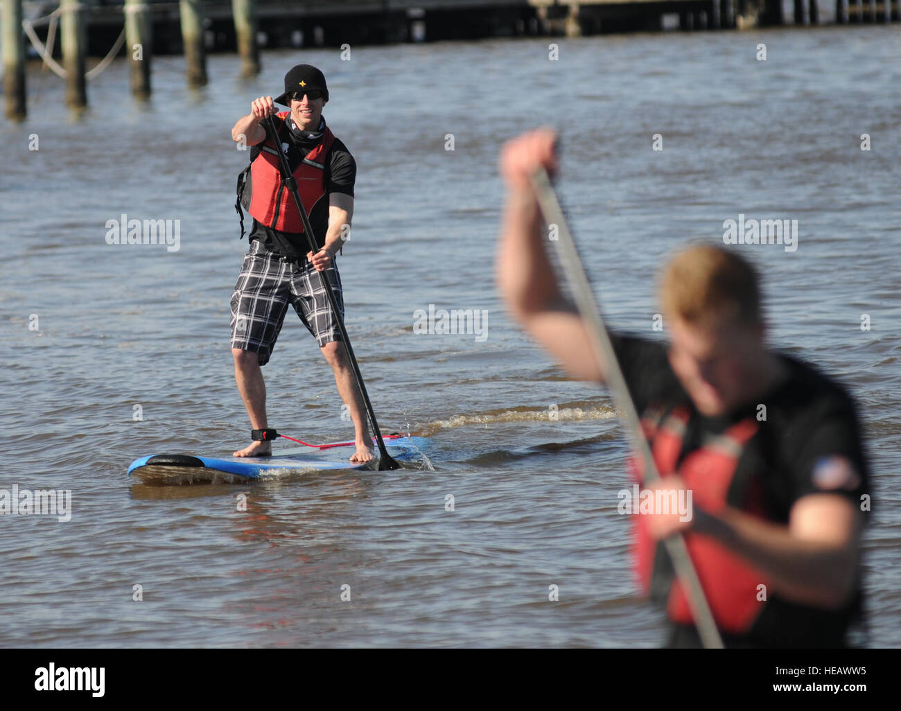 Staff Sgt Jason Jones, Unteroffizier verantwortlich für 81. Medical Support Squadron-Informations-Systeme, schließt am zweiten Lt. Daniel Baucke, 333rd Training Squadron Cyber Kriegsführung Operationen Student, im Paddle Board Race während der dritten jährlichen Eisbären Regatta 24. Januar 2015, im Marina Park, MacDill Air Force Base, Miss.  Die Veranstaltung wurde gesponsert von Erholung im Freien.   Kemberly Groue Stockfoto