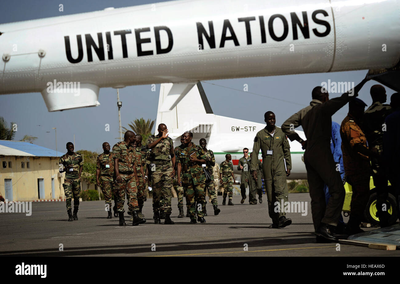 Flieger aus mehreren afrikanischen Ländern Spaziergang zu einem Vereinten Nationen Mi-17 Hubschrauber während der US Air Forces in Europa und Afrika Air Forces führen afrikanische Partnerschaft Flug in Dakar, Senegal, 17. Juni 2014. USAFE-AFAFRICA Flieger sind im Senegal für APF, ein Programm zur Verbesserung der Kommunikation und Interoperabilty zwischen den regionalen Partnern in Afrika. Die afrikanischen Partnern gehören, Senegal, Togo, Burkina Faso, Benin, Ghana, Mauretanien, Nigeria und Niger mit den USA, das Programm zu erleichtern.  Staff Sgt. Ryan Crane) Stockfoto