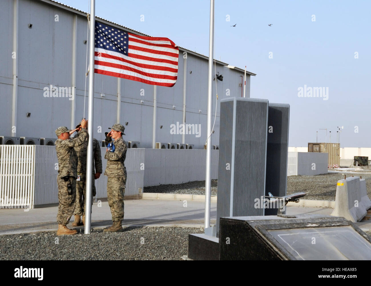 Feuerwehrleute aus der 380. Expeditionary Civil Engineer Squadron Feuerwehr vorbereiten, die amerikanische Flagge am 380. Air Expeditionary Wing 9 / 11 Memorial am Ende eines langen Tages Pflicht nicht offengelegt Basis in Südwestasien am 29. Mai 2010 zu senken.  Das Denkmal ist eine Hommage an die Männer und Frauen, die bei den Terroranschlägen in den Vereinigten Staaten am 11. September 2001 starb. Der Flügel ist der KC-10 Extender, u-2 Dragon Lady, e-3 Sentry und RQ-4 Global Hawk Flugzeuge. 380. AEW besteht aus vier Gruppen und 12 Staffeln und der Flügel bereitgestellten Mission umfasst Luft tanken, Luft Kamp Stockfoto