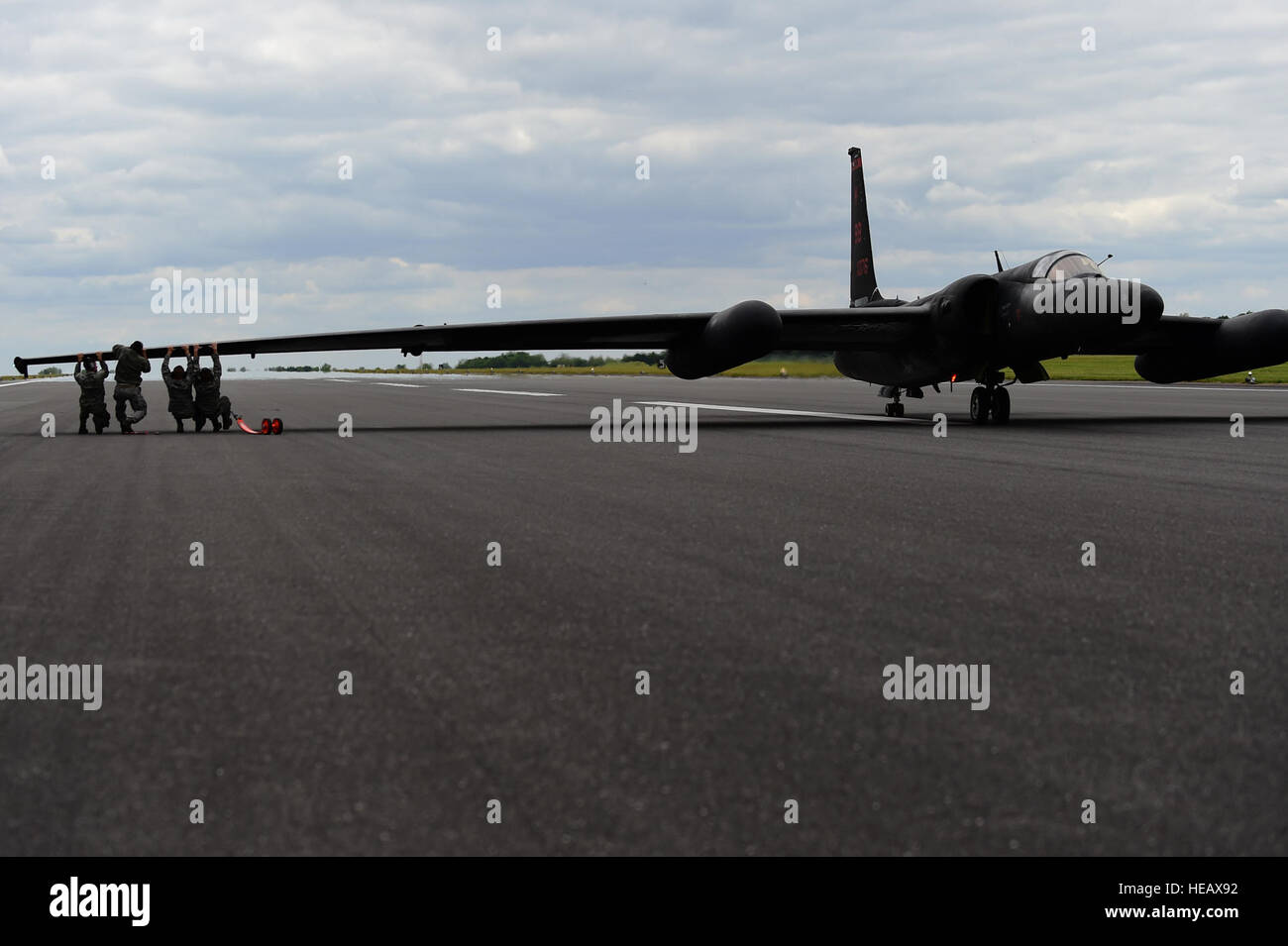 US Air Force Piloten drücken Sie auf dem Flügel eine u-2 Dragon Lady nach der Landung an RAF Fairford, Vereinigtes Königreich, 9. Juni 2015. Im Anschluss an eine u-2 Landung-teams arbeiten, Fahrwerk entwickelt, um die Flügel zu stabilisieren wieder anbringen.  Staff Sgt Jarad A. Denton Stockfoto