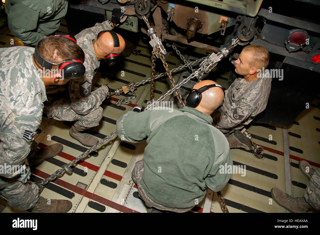 US Air Force Staff Sgt Dane Niehus, 26 Ariel Port Squadron, trainiert Flieger auf richtige Krawatte Verfahren in einer c-5 Galaxy, zur Unterstützung der Übung Patriot Haken 2012 bei Naval Air Station North Island, 16. März 2012. Patriot Haken 2012 übt sich Air Force Reserve Command gesponsert, das Ausbringen von Tanker/Luftbrücke Bedienelemente auf drei Standorte und Einheiten aus der Air Force Reserve Command, Marine, Küstenwache, Federal Emergency Management Agency, Border Patrol Search Trauma und Rettung montiert, und andere Agenturen bestätigen die Lebensfähigkeit der koordinierte, Sicherheit, Katastrophe und Kontingenz ope Stockfoto