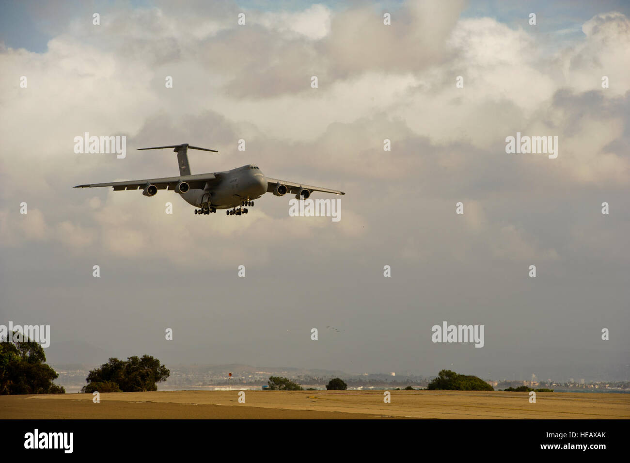 Eine c-5 Galaxy landet auf der Naval Air Station North Island zur Unterstützung der Übung Patriot Haken 2012, 18. März 2012. Patriot Haken 2012 übt sich Air Force Reserve Command gesponsert, das Ausbringen von Tanker/Luftbrücke Bedienelemente auf drei Standorte und Einheiten aus der Reserve der Luftwaffe, Marine, Küstenwache, Federal Emergency Management Agency, Border Patrol Search Trauma und Rettungs- und andere Agenturen bestätigen die Lebensfähigkeit der koordinierten, Sicherheit, Katastrophe und Kontingenz Antwort Operationen montiert.  Christopher E. Hibben techn. Sgt. Stockfoto