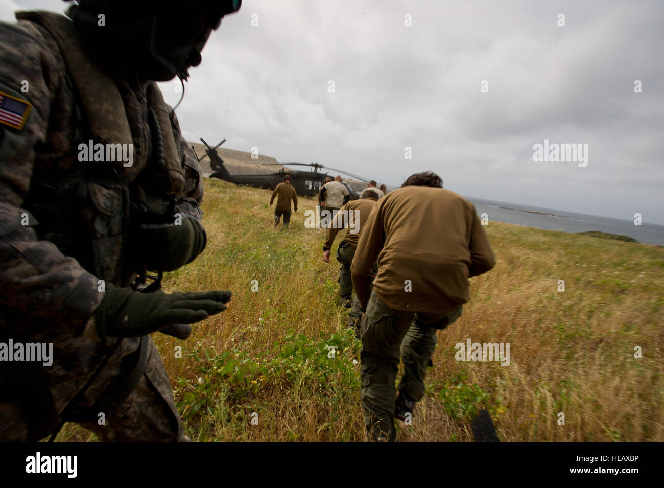 1. Angriff Hubschrauber-Bataillon, 140. Aviation Regiment, kalifornischen Nationalgarde, US-Armee Sgt. Michael Beatty, gemeinsame Kräfte Training Base Los Alamitos, Kalifornien, lädt Los Angeles Federal Bureau der Untersuchung spezielle Waffen und Taktiken Teammitglieder auf ein UH-60 Black Hawk-Hubschrauber zur Unterstützung der Patriot Haken an einem unbekannten Ort, Calif., 25. April 2014. Patriot Haken ist eine jährliche Übung simuliert eine gemeinsame militärische und zivile Gewalt Reaktion auf eine Naturkatastrophe in einem vorwärts bereitgestellte Speicherort.  Staff Sgt Heather Cozad Stockfoto