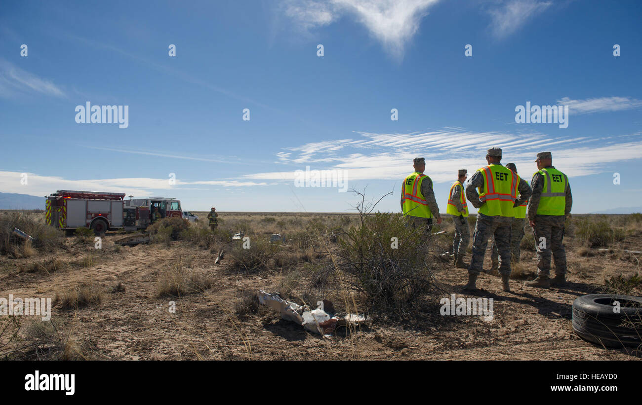 Das Inspektionsteam des 49th Wing beobachtet Holloman AFB Ersthelfer während einer massiven Übung zur Unfallbergung und stellt Dokumentation und Feedback zur Beurteilung der Wirksamkeit in simulierten Flugzeugunfallszenarien bereit. Stockfoto