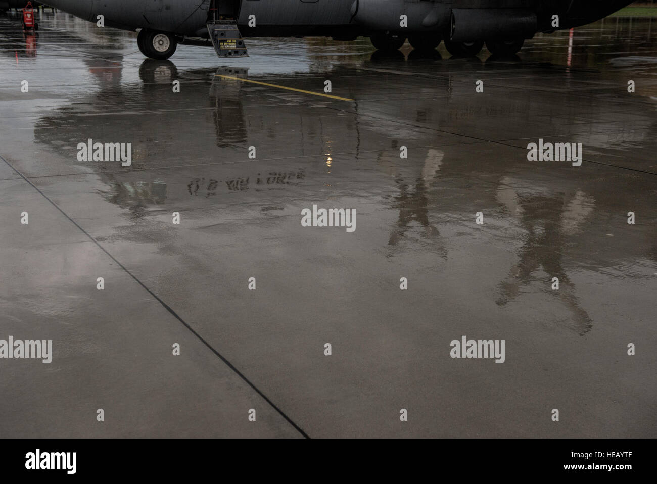 Das Bild von einer c-130 Hercules-Frachtflugzeugen 182. Airlift Wing zugewiesen, Illinois Air National Guard, Peoria, Illinois, spiegelt sich auf Regenwasser Powidz Luftwaffenstützpunkt in Polen, 20. Oktober 2014. Die US Air Force Aviation Detachment, 52. Operations Group, Lask Luftwaffenstützpunkt in Polen, Gastgeber 182. AW während des bilateralen Trainings mit der polnischen Luftwaffe.  Staff Sgt Christopher Ruano Stockfoto
