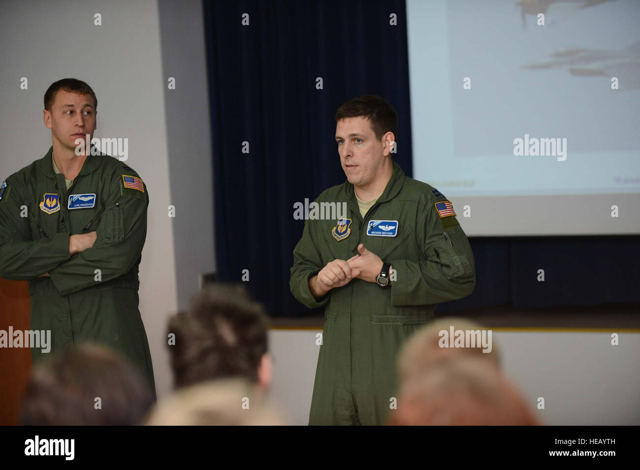 Liefern Sie US Air Force Captain Raymond Bevvino (rechts) und Captain Luke Waschovich (links), Piloten mit die 37th Airlift Squadron, Ramstein Air Base, Deutschland, eine kurze an Schüler aus einem lokalen Schulbezirk einer Community Outreach tagsüber auf Powidz Air Base, Polen, 8. März 2013. Bevvino und Waschovich waren in Polen Teilnahme an Übung Screaming Eagle V, eine bilaterale Übung veranstaltet von Aviation Detachment 1, 52. Operations Group, Lask Air Base, Polen. Techn. Sgt Kenia Shiloh)(released) Stockfoto