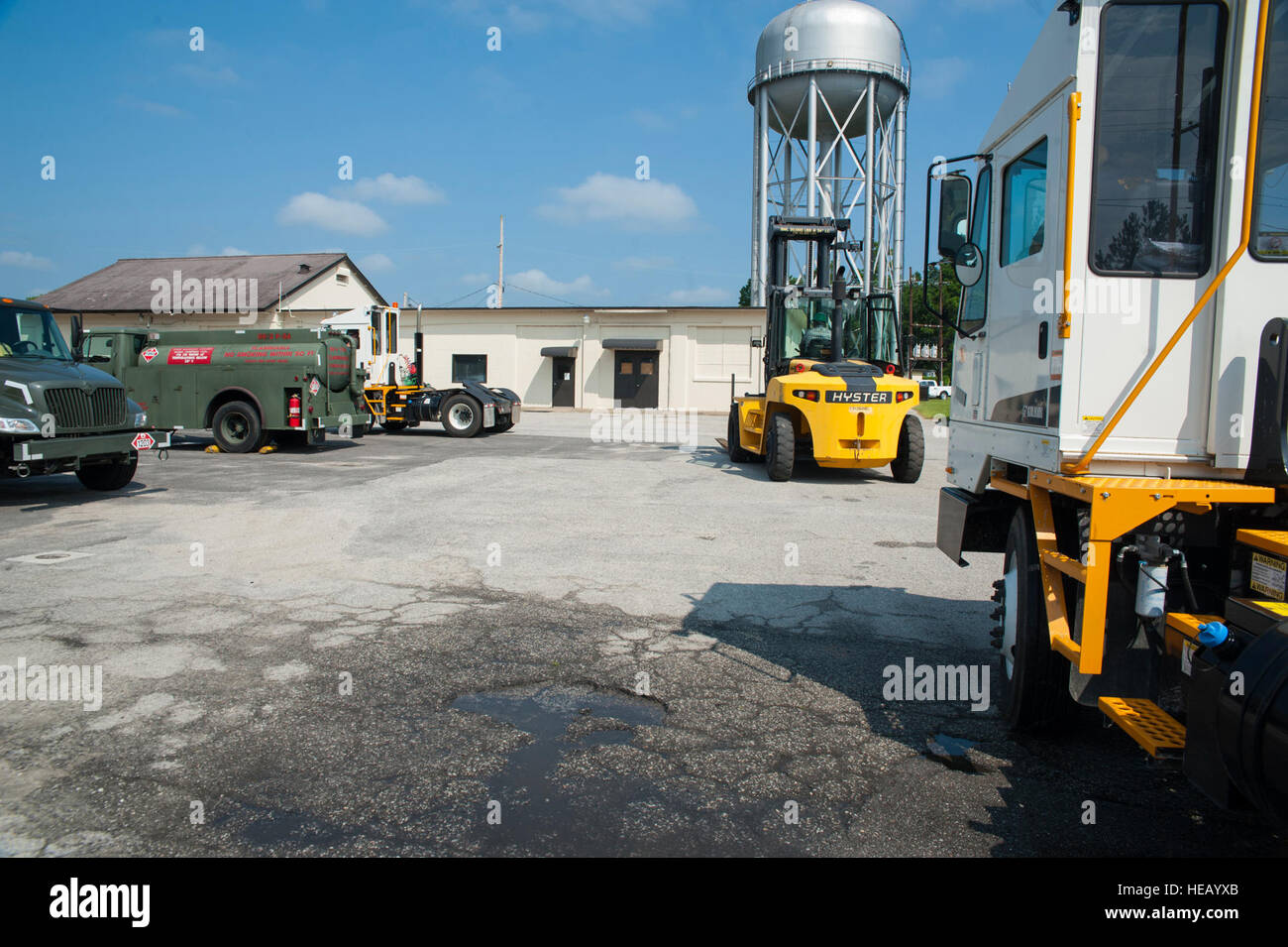 Kunden Line-up mit DS-2 Dieselkraftstoff 25. Juli 2013, bei gemeinsamen Charleston - Waffen Basisstation gewartet werden, S.C. POL Brennstoffe liefert JB Charleston Fahrzeuge mit Brennstoff, einschließlich Bahnbetrieb, Krane auf Wharf Alpha zu entlasten Schiffe, port-Operationen auf dem Wasser, die 628th Sicherheit Kräfte Squadron und der US-Küstenwache. Die 628th LRS bietet diesen Service seit Oktober 2010. Eine neue Service-Station befindet sich im Aufbau an der Waffen-Station und wird voraussichtlich noch in diesem Jahr eröffnet. Senior Airman Ashlee Galloway) Stockfoto