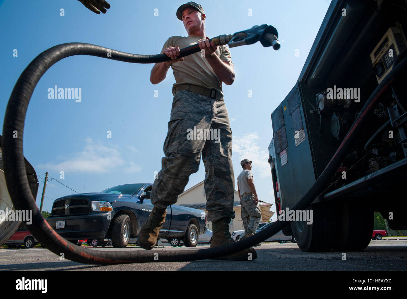 Senior Airman Mark Roth, 628th Logistik Bereitschaft Squadron Mineralöl und Schmierstoffe-Kraftstoffe-Spezialist, vorbereitet zur hand ein Kunde eine Kraftstoffpumpe 25. Juli 2013, bei gemeinsamen Charleston - Waffen Basisstation, S.C. POL Brennstoffe liefert JB Charleston Fahrzeuge mit Brennstoff, einschließlich Bahnbetrieb, Krane auf Wharf Alpha, Schiffe, Hafenbetrieb auf dem Wasser, die 628th Sicherheit Kräfte Squadron und der US-Küstenwache zu verlagern. Die 628th LRS bietet diesen Service seit Oktober 2010. Eine neue Service-Station befindet sich im Aufbau an der Waffen-Station und wird voraussichtlich noch in diesem Jahr eröffnet. Seni Stockfoto