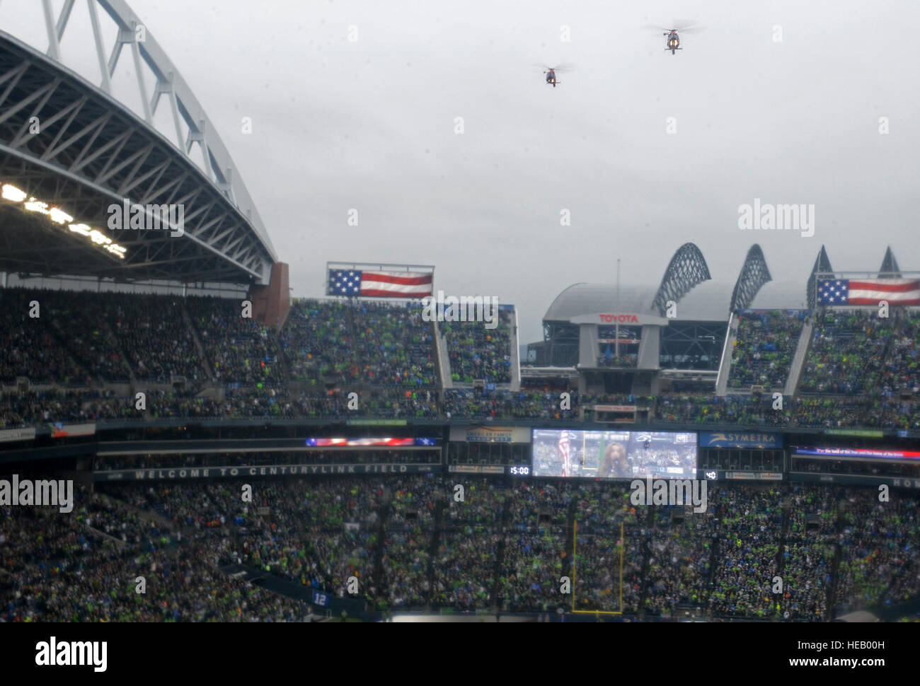 Zwei MH-65 Dolphin-Helikopter-Crews von Coast Guard Air Station Port Angeles, Washington fliegen über CenturyLink Field vor Seattle Seahawks vs. St. Louis Rams Fußballspiel 28. Dezember 2015. Delphin-Hubschrauber sind ein Multi-mission Flugzeug mit einer Reichweite von bis zu 290 Meilen und einer Höchstgeschwindigkeit von mehr als 200 Meilen pro Stunde.  (US Coast Guard Seemann Sarah Wilson) Stockfoto