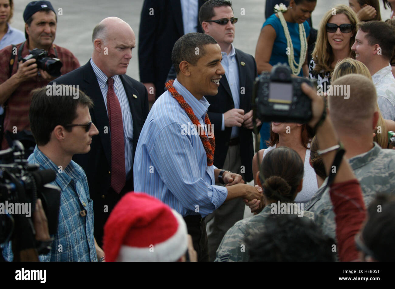 HICKAM AFB, -Präsident der Vereinigten Staaten Barack Obama wird von Soldaten und deren Familien bei seiner Ankunft zu Hickam AFB, Hawaii am 24. Dez. begrüßt. Präsident Obama ist ein Eingeborener von Hawaii nach Hause für den Urlaub.  U.S.  Air Force Tech Sgt. Cohen A. Young) Stockfoto