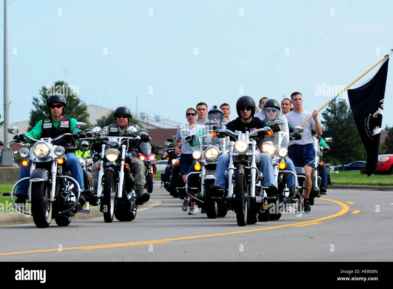 Die grüne Nächte militärische Motorrad Club Kapitel 48 Escorts die letzte Etappe der 2014 POW/MIA laufen bei Langley Air Force Base, VA., 17. September 2014. Der Verein führte die Flagge in der Zeremonie zu Ehren der Unterstützung für die Kriegsgefangenen und die fehlenden in Aktion.  Airman 1st Class Areca T. Wilson Stockfoto