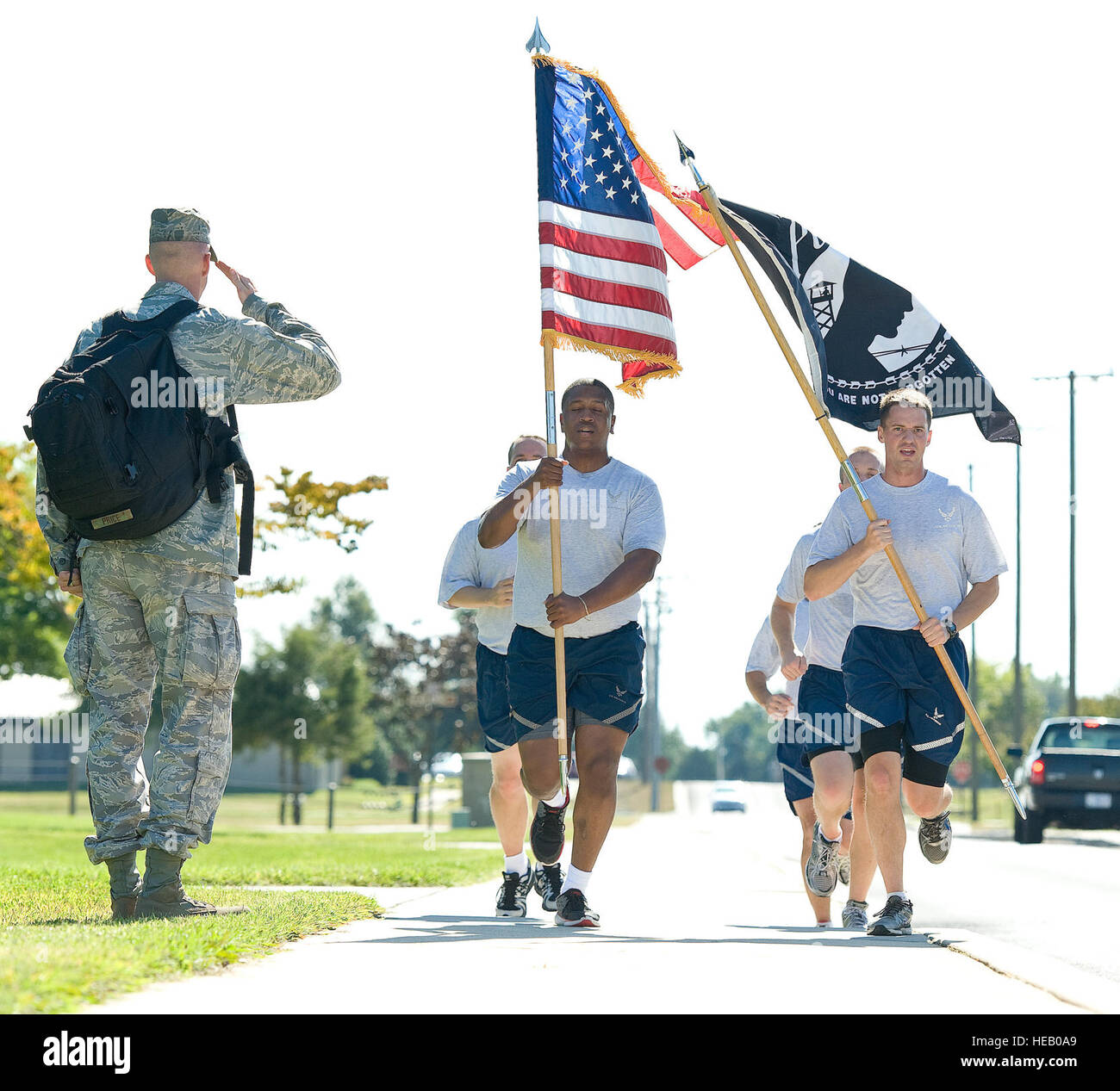 Ein Team Dover Mitglied begrüßt, als Läufer mit den USA und Kriegsgefangener Flaggen, 20. September 2013, auf der Dover Air Force Base vorbei, Del. Flieger lief für eine Gesamtmenge von 24 Stunden mit den Flaggen in Schichten von 15 Minuten. Roland Balik) Stockfoto