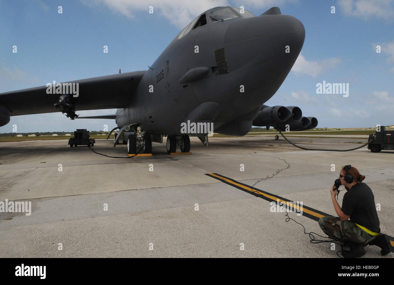 Airman 1st Class Caroline Kraus führt preflight Checks während einer b-52 Stratofortress Start bei Andersen Air Force Base, Guam, am 30. Dezember. Airman Kraus ist der 36. Expeditionary Aircraft Maintenance Squadron bei Andersen zugeordnet und wird bereitgestellt von Minot AFB, N.D. Der Bomber Teilnahme an ständige Weiterbildung hilft, die US-Bomber-Präsenz, um US-Engagement für den pazifischen Raum zu betonen. Master Sergeant Kevin J. Grünwald) Stockfoto