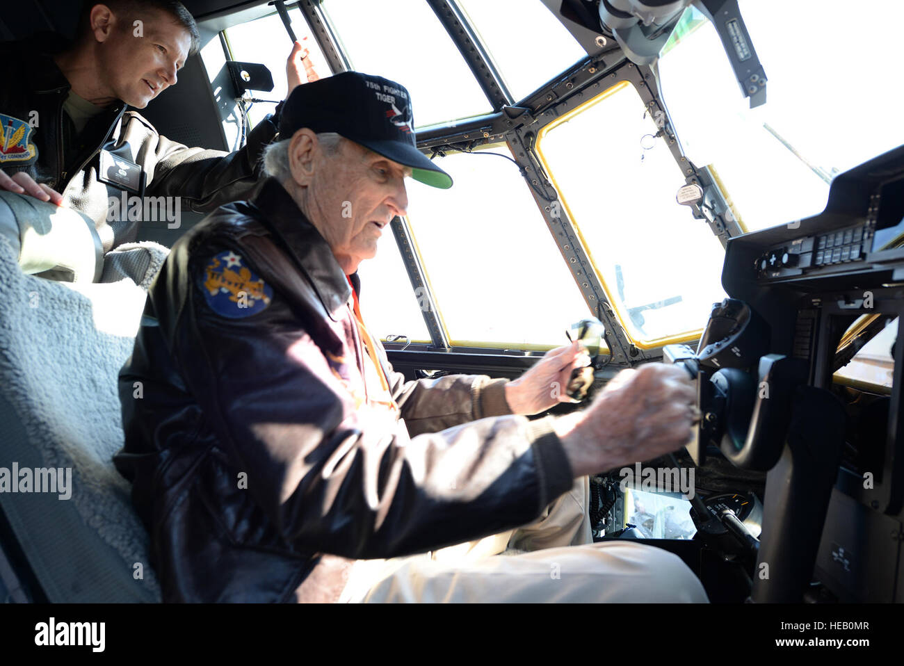 Der Befehlshaber der 23d Fighter Group spricht mit einem ehemaligen Piloten der 75th Fighter Squadron bei der Flying Tiger Reunion 2014 auf der Moody Air Force Base über moderne Avionik und hebt das Erbe der Luftfahrt und den technologischen Fortschritt hervor. Stockfoto