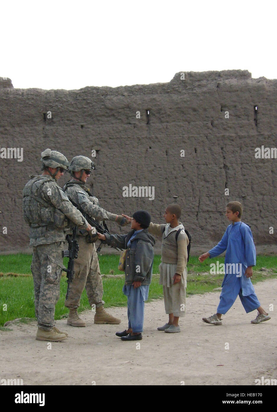090224-F-6454H-001.jpg— der Provinz NANGARHAR, Afghanistan – Army Staff Sgt Keith Buteyn spec Daniel Grashel, Nangarhar Provincial Reconstruction Team, zu begrüßen und lokalen Jungs auf die Hoffnung der Mutter Schule Februar 24.  Sie waren Sicherheit für das FHM zur Verfügung, die eine medizinische Betreuung an der Schule und Klinik durchgeführt. Sergeant Buteyn von Rockford, Illinois, und Spezialist Grashel von Harvard, Ill., werden bereitgestellt von der Illinois National Guard 1-178-Infanterie-Brigade.   Air Force Captain Dustin Hart, Nangarhar PRT) Stockfoto