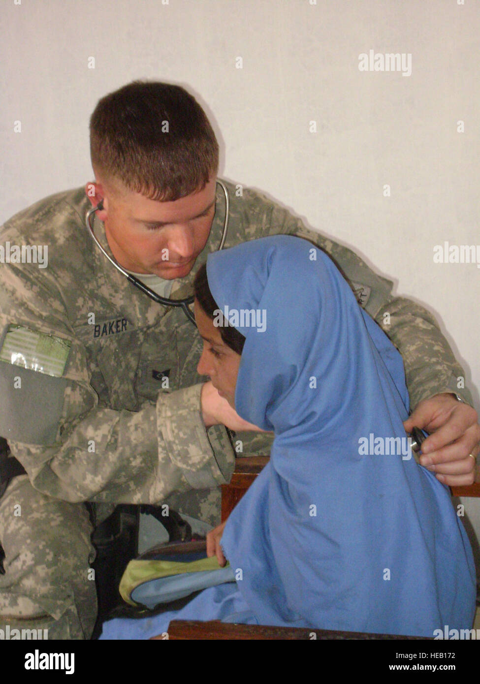 090224-F-6454H-004.jpg— der Provinz NANGARHAR, Afghanistan, techn. Sgt. Kyle Baker, Nangarhar Provincial Reconstruction Team senior Medic, überprüft die Atmung eines Studenten auf die Hoffnung der Mutter Klinik Februar 24.  Die PRT-Mediziner, zusammen mit einem afghanischen Arzt behandelt mehr als 120 Patienten während der dreistündigen Besuch der Schule und Klinik.  Sergeant Baker wird bereitgestellt von Peterson Air Force Base, Co.   Air Force Captain Dustin Hart, Nangarhar PRT) Stockfoto