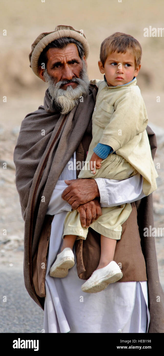 Ein afghanischer Mann und sein Sohn zusehen, wie Mitglieder der Kunar Provincial Reconstruction Team kommen, um eine Qualitätssicherung auf das Gefängnis Kunar tun 21 Nov., Bereitstellung von 200 plus Arbeitsplätze für Einheimische mit der Möglichkeit der Gehäuse 470 Insassen, das Gefängnis ist ein Symbol der Steuerung und Stabilität im Bereich Shigal.  US Air Force Senior Airman Adam Grant) Stockfoto