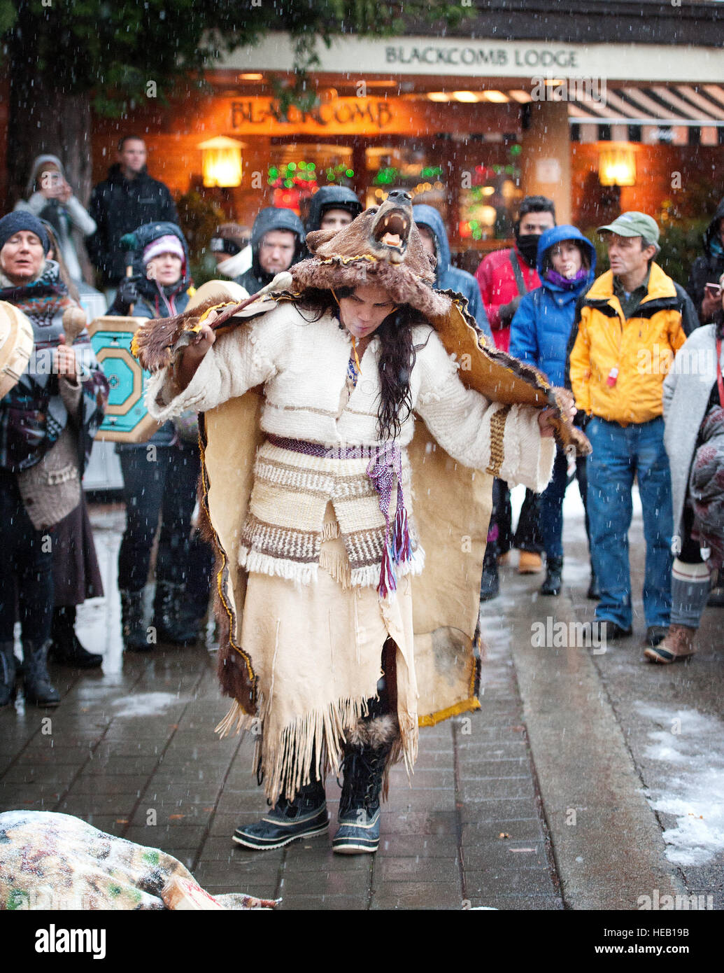 St'atimt indische Bär Tänzerin Jackie Andrew führt einen traditioneller Bär Tanz in Whistler Village.  Whistler BC, Kanada. Stockfoto