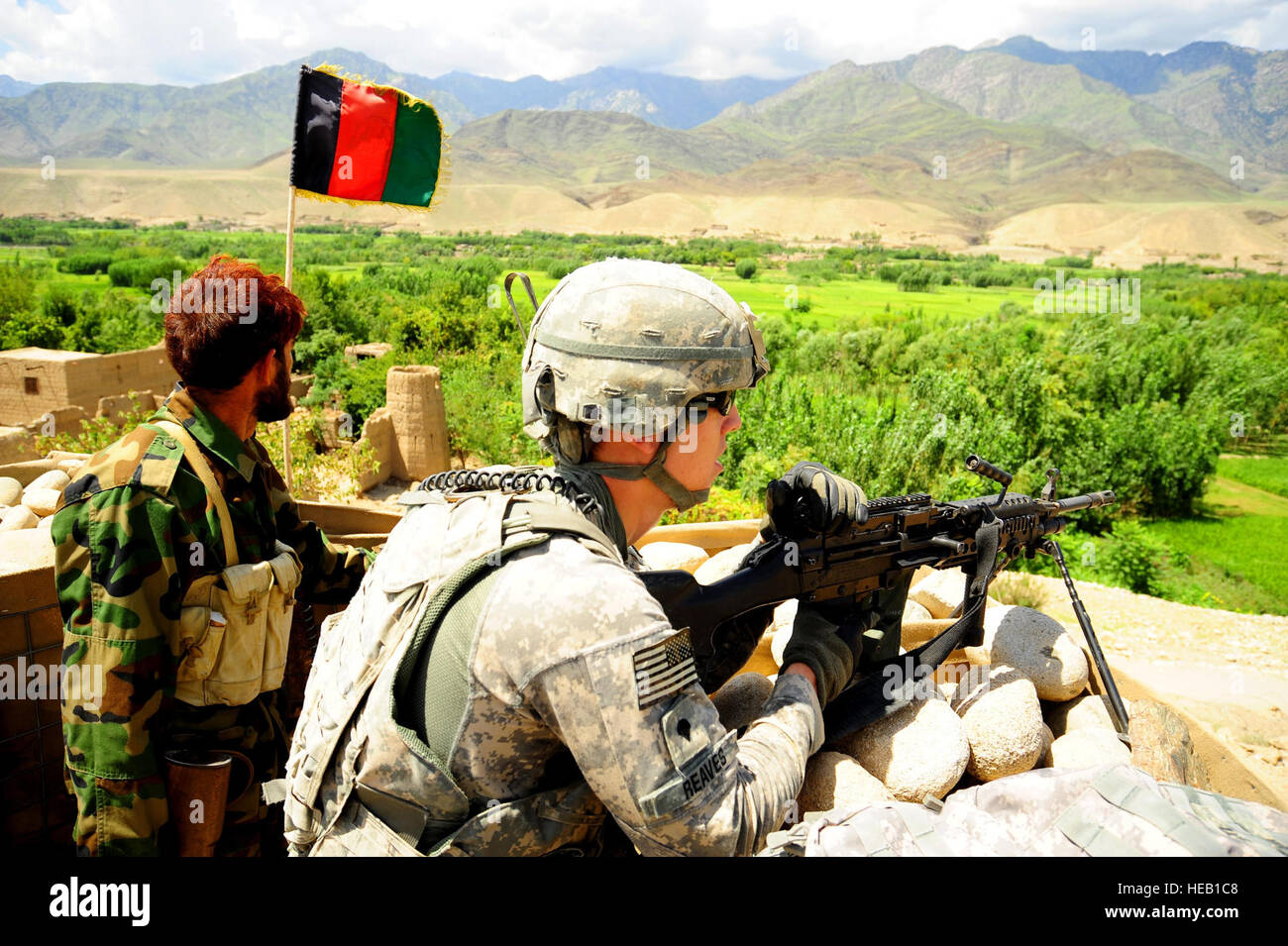 US Army Spc. David Reaves, bietet von Hartsville, SC, Sicherheit neben einem Afghan National Army Soldaten bei einer Verbindung in Parwa'i Dorf in Ost-Afghanistan Nuristan Provinz, Aug 26 ANA. Reaves dient auf der Infanterie-Zug für die provinzielle Rekonstruktion-Mannschaft und Kraft schützt durch Basisverteidigung, persönliche Sicherheit auf Missionen und mehrere Rollen auf einen Konvoi, Fahrer, Richtschütze, Kommandant und Abgang aufzunehmen.  US Air Force Staff Sgt. Steven R. Doty) Stockfoto