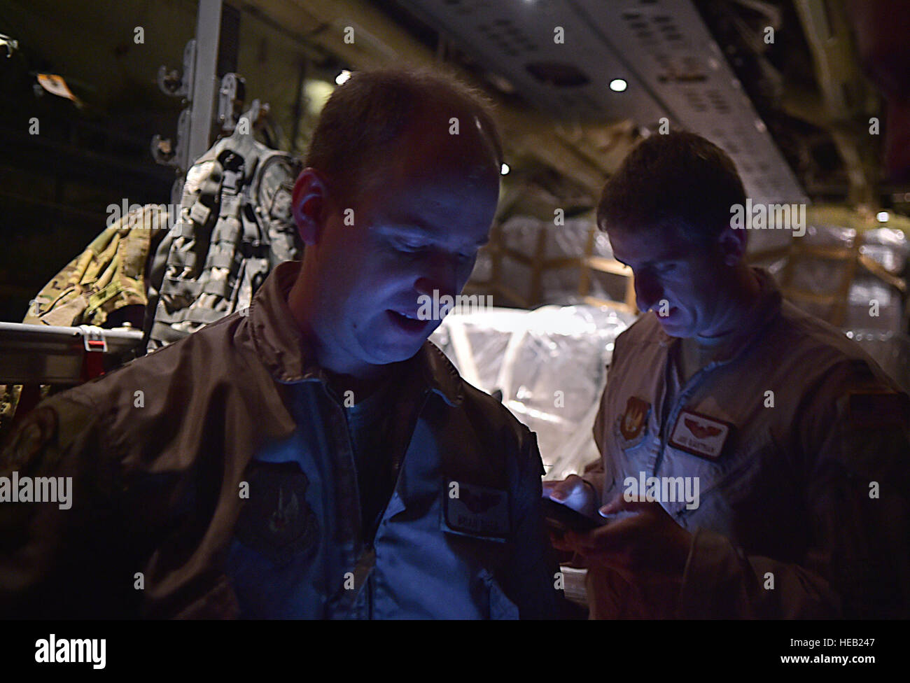 US Air Force Captain Brian Shea und Captain Joe Eastman, bereiten Piloten mit die 37th Airlift Squadron, die erste Mission von der 37. AS in Liberia, gerne mithilfe Betrieb United, 7. Oktober 2014, auf der Ramstein Air Base, Deutschland zu fliegen. Während der Ebola-Ausbruch eine potenzielle Bedrohung wird, arbeitet US Africa Command zur Unterstützung der US Agency for International Development, der Bundesagentur für Blei (LFA), als Teil einer umfassenden US-Regierung zur Beantwortung und den Ausbruch des Ebola-Virus in Westafrika so schnell wie möglich enthalten.  Dies war die erste C-130J Stockfoto