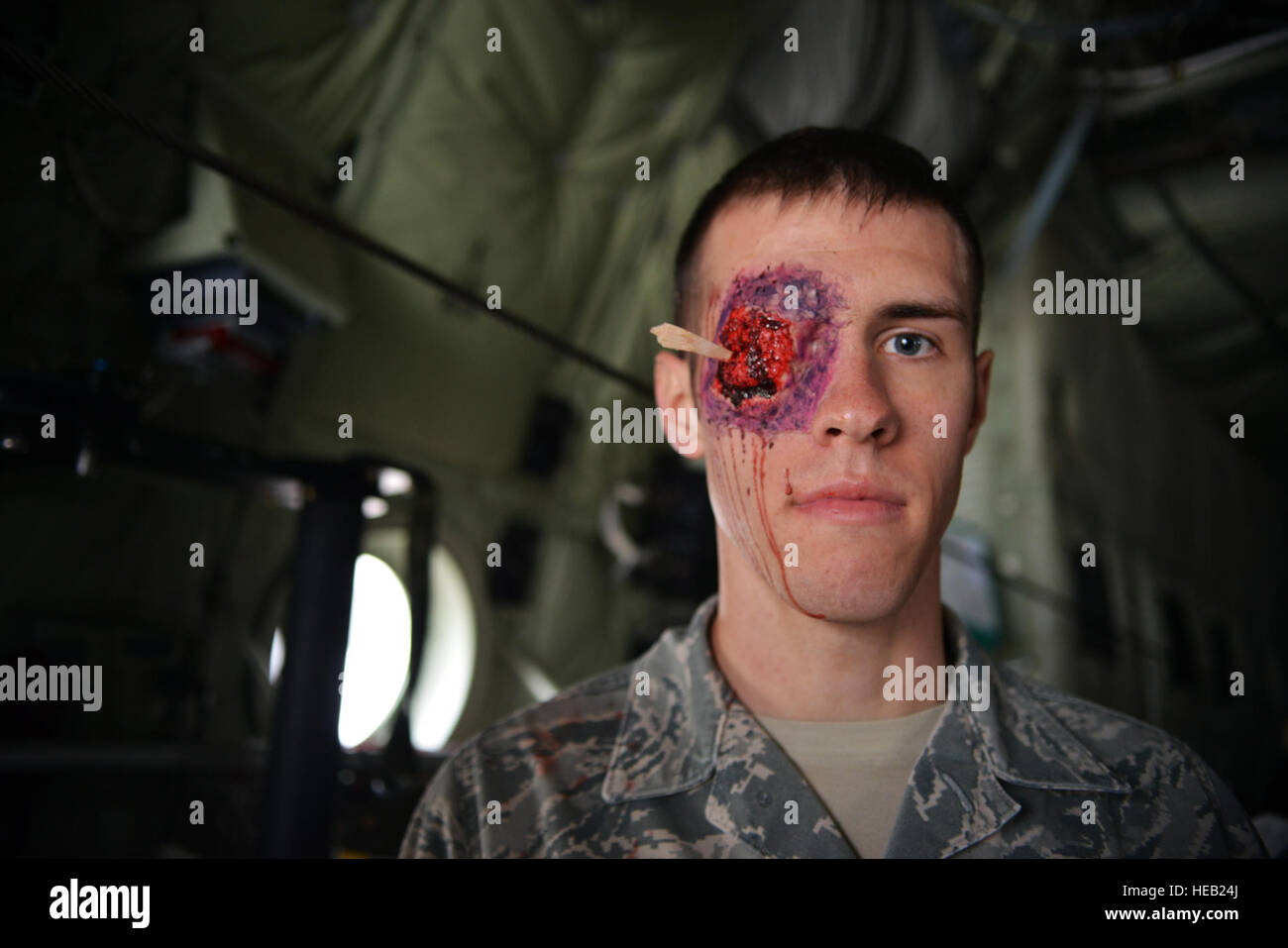 Senior Airman Jonathan Burns, 786th Civil Engineer Squadron Elektroanlagen Geselle, wartet in einer C-130J Super Hercules für den schweren Unfall Antwort Übung auf Ramstein Air Base, Deutschland, 18. Oktober 2014 beginnen. Mitglieder der US Air Force und Host Nation Agenturen eine Partnerschaft bei der Durchführung einer Reaktion und die Wiederherstellung Übung in Vorbereitung auf mögliche reale Vorfälle. Senior Airman Hailey Haux) Stockfoto