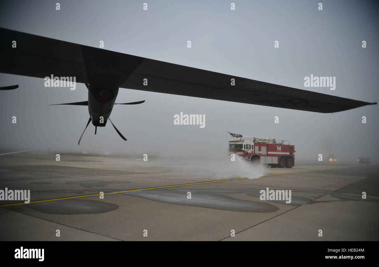 Ein Feuerwehrauto simuliert ein Flugzeug Löscharbeiten nach einem simulierten Crash auf der Flightline als Teil der schweren Unfalls Antwort Übung auf der Ramstein Air Base, Deutschland, 18. Oktober 2014. Mitglieder der US Air Force und Host Nation Agenturen eine Partnerschaft bei der Durchführung einer Reaktion und die Wiederherstellung Übung in Vorbereitung auf mögliche reale Vorfälle. Senior Airman Hailey Haux) Stockfoto