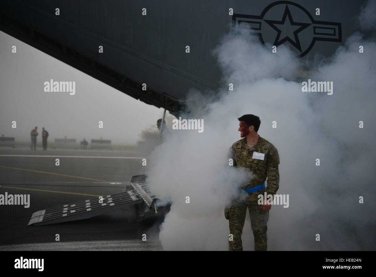 Eine verletzte Passagier zeichnet sich durch die Szene von einem simulierten Flugzeugabsturz warten first Responder während der schweren Unfall-Antwort-Übung auf Ramstein Air Base, Deutschland, 18. Oktober 2014. Mitglieder der US Air Force und Host Nation Agenturen eine Partnerschaft bei der Durchführung einer Reaktion und die Wiederherstellung Übung in Vorbereitung auf mögliche reale Vorfälle. Senior Airman Hailey Haux) Stockfoto