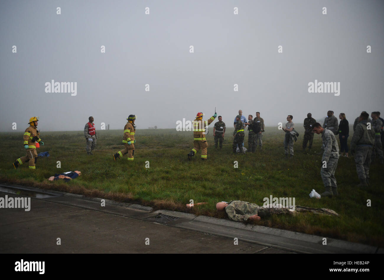 Feuerwehr einläuten Opfer vom simulierten Flugzeugabsturz während der schweren Unfall-Antwort-Übung auf Ramstein Air Base, Deutschland, 18. Oktober 2014. Mitglieder der US Air Force und Host Nation Agenturen eine Partnerschaft bei der Durchführung einer Reaktion und die Wiederherstellung Übung in Vorbereitung auf mögliche reale Vorfälle. Senior Airman Hailey Haux) Stockfoto