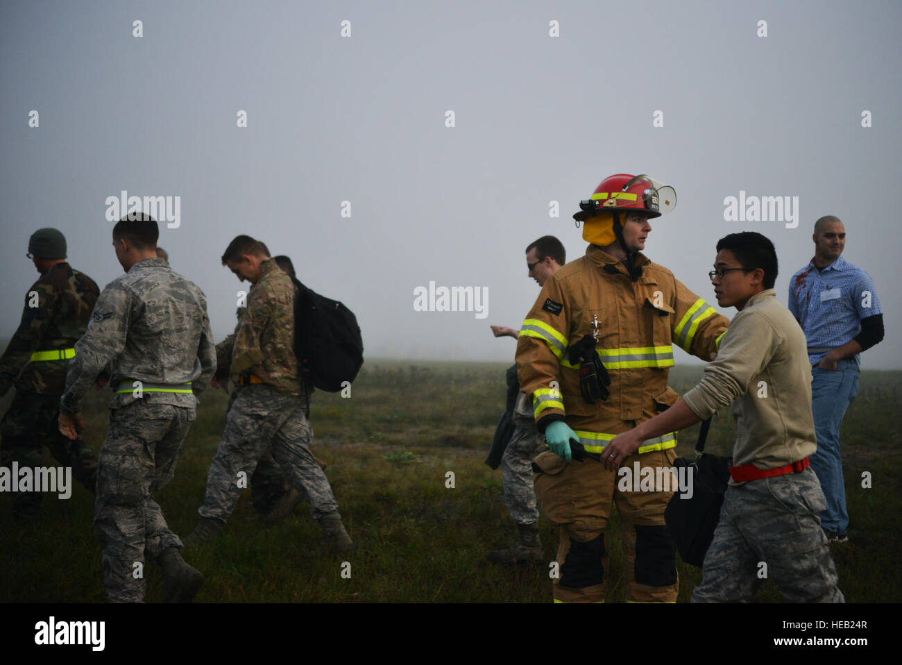 Feuerwehr einläuten Opfer vom simulierten Flugzeugabsturz während der schweren Unfall-Antwort-Übung auf Ramstein Air Base, Deutschland, 18. Oktober 2014. Mitglieder der US Air Force und Host Nation Agenturen eine Partnerschaft bei der Durchführung einer Reaktion und die Wiederherstellung Übung in Vorbereitung auf mögliche reale Vorfälle. Senior Airman Hailey Haux) Stockfoto