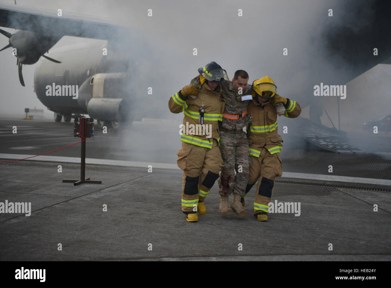 Feuerwehr entfernen eine verletzte Passagier aus dem Wrack der simulierten Flugzeugabsturz unter den wachsamen Augen des Inspektionsteams Flügel als Teil der schweren Unfall-Antwort-Übung auf Ramstein Air Base, Deutschland, 18. Oktober 2014. Mitglieder der US Air Force und Host Nation Agenturen eine Partnerschaft bei der Durchführung einer Reaktion und die Wiederherstellung Übung in Vorbereitung auf mögliche reale Vorfälle. Senior Airman Hailey Haux) Stockfoto
