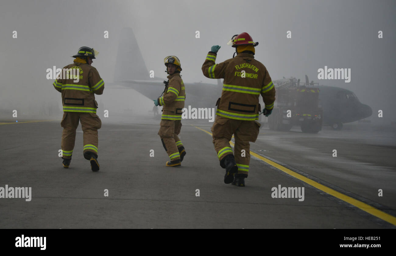 Eine Gruppe von Feuerwehrmann läuft zum Schauplatz einer simulierten Flugzeugabsturz während eines schweren Unfalls Antwort Trainings auf Ramstein Air Base, Deutschland, 18. Oktober 2014. Mitglieder der US Air Force und Host Nation Agenturen eine Partnerschaft bei der Durchführung einer Reaktion und die Wiederherstellung Übung in Vorbereitung auf mögliche reale Vorfälle. Senior Airman Hailey Haux) Stockfoto