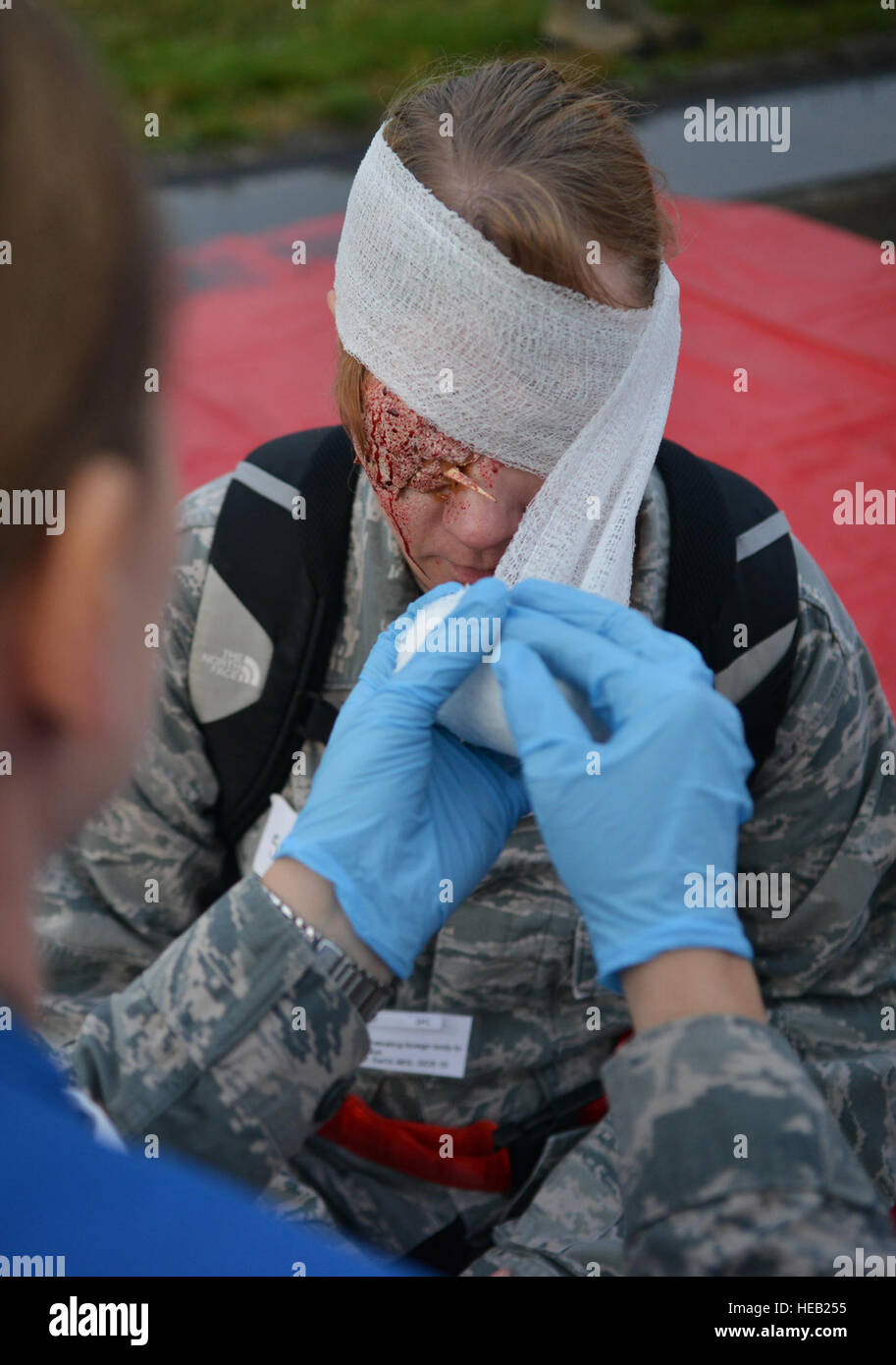 Ein verwundeter Flieger erhält ärztliche Behandlung nach einem simulierten Flugzeugabsturz während der schweren Unfalls Antwort Übung auf der Ramstein Air Base, Deutschland, 18. Oktober 2014. Mitglieder der US Air Force und Host Nation Agenturen eine Partnerschaft bei der Durchführung einer Reaktion und die Wiederherstellung Übung in Vorbereitung auf mögliche reale Vorfälle. Senior Airman Hailey Haux) Stockfoto